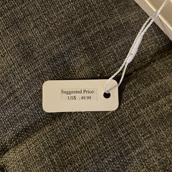 This elegant Etevon is quite stunning. It’s brand new, never been used/worn. - Picture 9 of 9